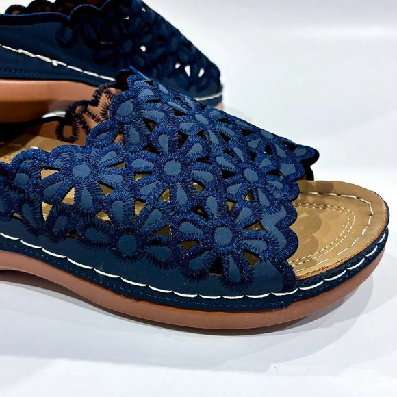 Beige sandals with navy floral  lace - Picture 5 of 8